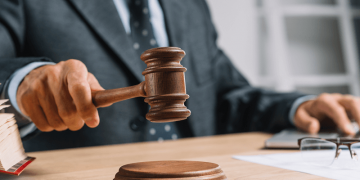 Como se dirigir ao juiz em uma audiência?